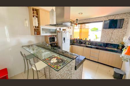 Casa à venda com 320m², 4 quartos e 3 vagas Casa à venda com 320m², 4 quartos e 3 vagasCozinha