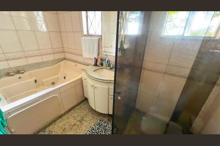 Casa à venda com 320m², 4 quartos e 3 vagas Casa à venda com 320m², 4 quartos e 3 vagasBanheiro Suíte