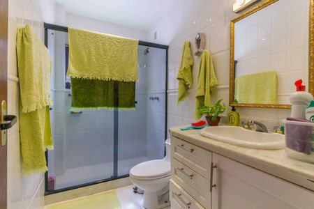 Casa de condomínio à venda com 522m², 4 quartos e 4 vagas Casa de condomínio à venda com 522m², 4 quartos e 4 vagasBanheiro da Suíte 2