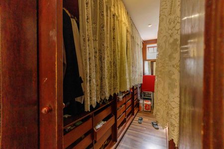 Casa de condomínio à venda com 522m², 4 quartos e 4 vagas Casa de condomínio à venda com 522m², 4 quartos e 4 vagasCloset da Suíte 3