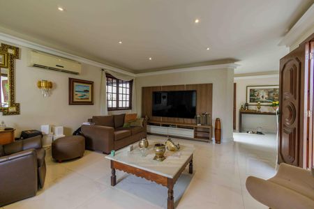 Casa de condomínio à venda com 522m², 4 quartos e 4 vagas Casa de condomínio à venda com 522m², 4 quartos e 4 vagasSala