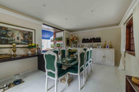 Casa de condomínio à venda com 522m², 4 quartos e 4 vagas Casa de condomínio à venda com 522m², 4 quartos e 4 vagasSala