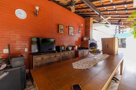 Casa de condomínio à venda com 522m², 4 quartos e 4 vagas Casa de condomínio à venda com 522m², 4 quartos e 4 vagasQuintal