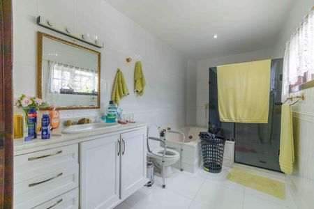 Casa de condomínio à venda com 522m², 4 quartos e 4 vagas Casa de condomínio à venda com 522m², 4 quartos e 4 vagasBanheiro da Suíte 3