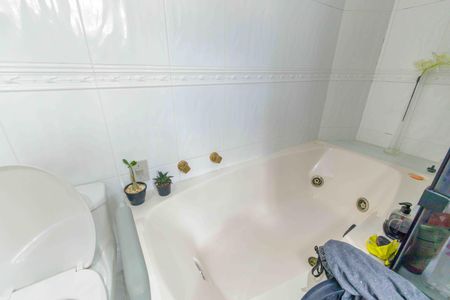 Casa de condomínio à venda com 522m², 4 quartos e 4 vagas Casa de condomínio à venda com 522m², 4 quartos e 4 vagasBanheiro da Suíte 3