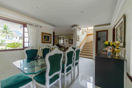 Casa de condomínio à venda com 522m², 4 quartos e 4 vagas Casa de condomínio à venda com 522m², 4 quartos e 4 vagasSala