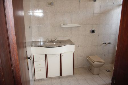 Casa à venda com 360m², 6 quartos e 6 vagasBanheiro da Suíte 2