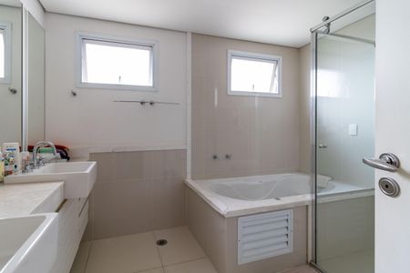 Apartamento à venda com 191m², 3 quartos e 4 vagas Apartamento à venda com 191m², 3 quartos e 4 vagasBanheiro da Suíte 2