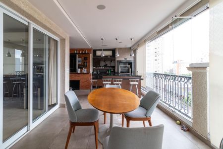 Apartamento à venda com 191m², 3 quartos e 4 vagas Apartamento à venda com 191m², 3 quartos e 4 vagasVaranda