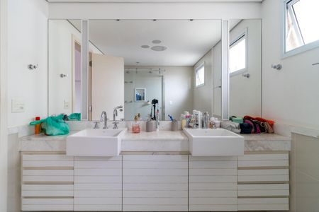 Apartamento à venda com 191m², 3 quartos e 4 vagas Apartamento à venda com 191m², 3 quartos e 4 vagasBanheiro da Suíte 2