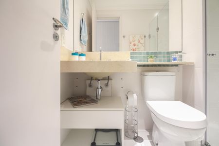 Apartamento à venda com 68m², 2 quartos e 1 vaga Apartamento à venda com 68m², 2 quartos e 1 vagaBanheiro Social