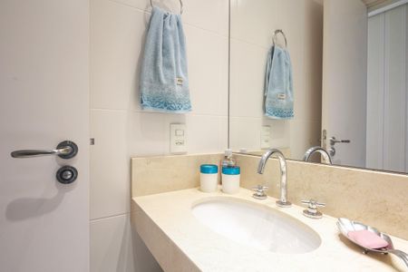 Apartamento à venda com 68m², 2 quartos e 1 vaga Apartamento à venda com 68m², 2 quartos e 1 vagaBanheiro Social