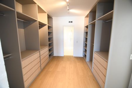 Casa de condomínio à venda com 360m², 3 quartos e 4 vagasSuíte 3 - Closet