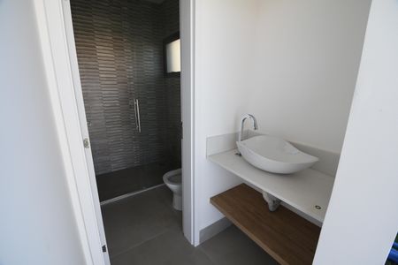 Casa de condomínio à venda com 360m², 3 quartos e 4 vagasBanheiro de serviço