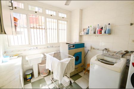 Casa à venda com 1884m², 8 quartos e 5 vagas Casa à venda com 1884m², 8 quartos e 5 vagasÁrea de Serviço