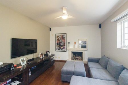 Casa à venda com 350m², 3 quartos e 4 vagas Casa à venda com 350m², 3 quartos e 4 vagasSala de TV