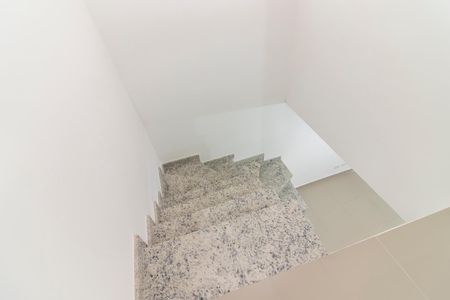 Apartamento à venda com 69m², 2 quartos e sem vaga Apartamento à venda com 69m², 2 quartos e sem vagaHall dos Quartos - Escada