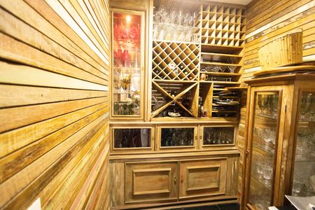 Casa à venda com 563m², 4 quartos e 5 vagasAdega