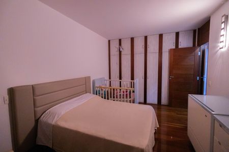 Casa à venda com 563m², 4 quartos e 5 vagasQuarto 2