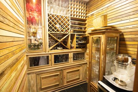 Casa à venda com 563m², 4 quartos e 5 vagasAdega