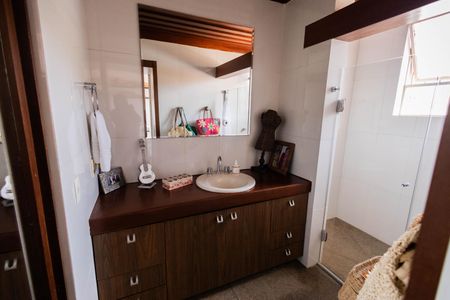 Casa à venda com 563m², 4 quartos e 5 vagasBanheiro suíte 2