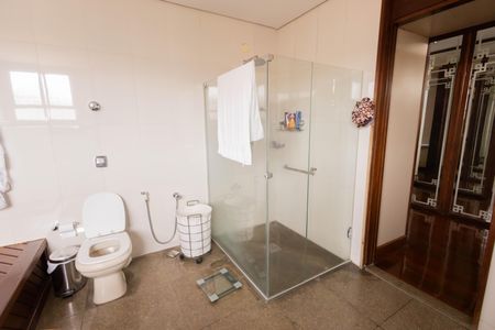 Casa à venda com 563m², 4 quartos e 5 vagasBanheiro suíte 1