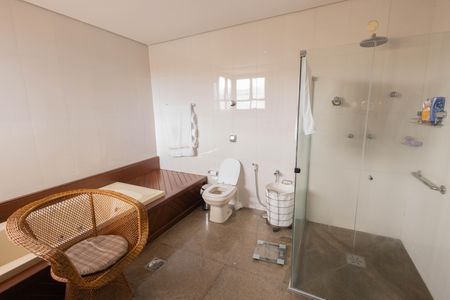 Casa à venda com 563m², 4 quartos e 5 vagasBanheiro suíte 1