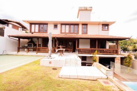 Casa à venda com 563m², 4 quartos e 5 vagasFundos