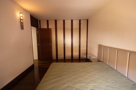 Casa à venda com 563m², 4 quartos e 5 vagas Suíte 2