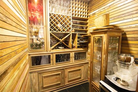 Casa à venda com 563m², 4 quartos e 5 vagasAdega