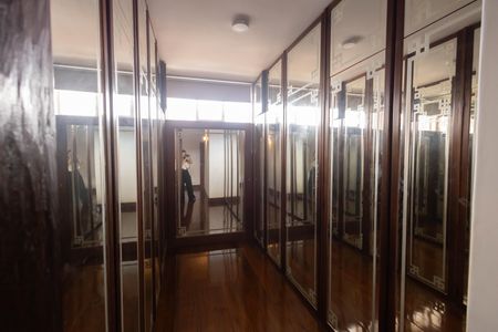 Casa à venda com 563m², 4 quartos e 5 vagasCloset da suíte 1