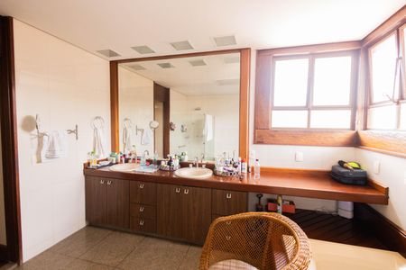 Casa à venda com 563m², 4 quartos e 5 vagasBanheiro suíte 1