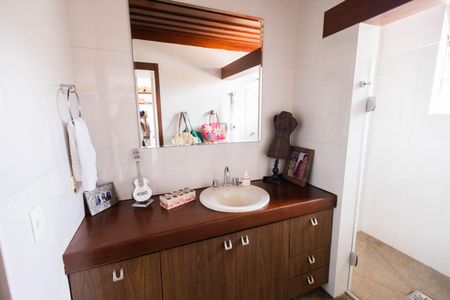 Casa à venda com 563m², 4 quartos e 5 vagasBanheiro suíte 2