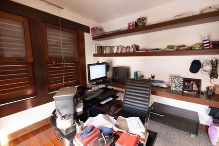 Casa à venda com 563m², 4 quartos e 5 vagasEscritório quarto 1