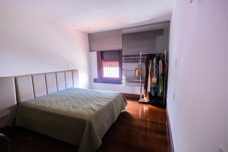 Casa à venda com 563m², 4 quartos e 5 vagas Suíte 2