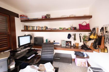 Casa à venda com 563m², 4 quartos e 5 vagasEscritório quarto 1