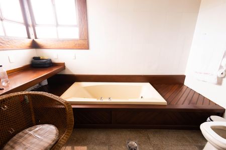 Casa à venda com 563m², 4 quartos e 5 vagasBanheiro suíte 1