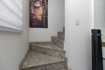 Casa de condomínio à venda com 99m², 3 quartos e 1 vaga Casa de condomínio à venda com 99m², 3 quartos e 1 vagaEscada