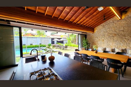 Casa de condomínio à venda com 500m², 4 quartos e 6 vagasCozinha e Sala de Jantar