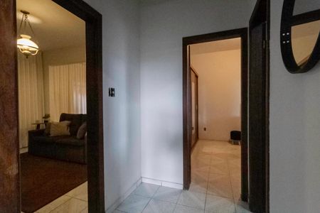Casa à venda com 846m², 4 quartos e 3 vagas Casa à venda com 846m², 4 quartos e 3 vagasCorredor