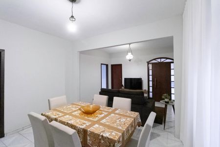 Casa à venda com 846m², 4 quartos e 3 vagas Casa à venda com 846m², 4 quartos e 3 vagasSala