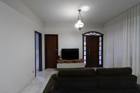 Casa à venda com 846m², 4 quartos e 3 vagas Casa à venda com 846m², 4 quartos e 3 vagasSala