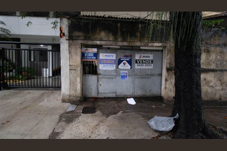 Casa à venda com 180m², 4 quartos e 1 vaga Casa à venda com 180m², 4 quartos e 1 vagaFachada