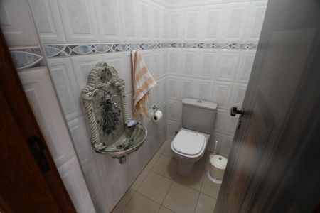 Casa de condomínio à venda com 300m², 3 quartos e 3 vagasLavabo