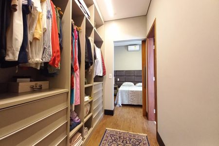 Casa à venda com 225m², 3 quartos e 2 vagas Casa à venda com 225m², 3 quartos e 2 vagasCloset da suíte
