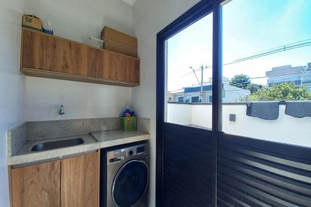 Casa à venda com 225m², 3 quartos e 2 vagas Casa à venda com 225m², 3 quartos e 2 vagasÁrea de Serviço