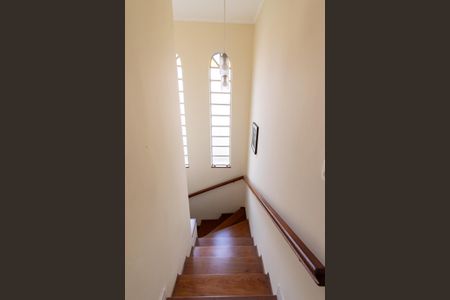 Casa à venda com 150m², 3 quartos e 2 vagas Casa à venda com 150m², 3 quartos e 2 vagasEscada