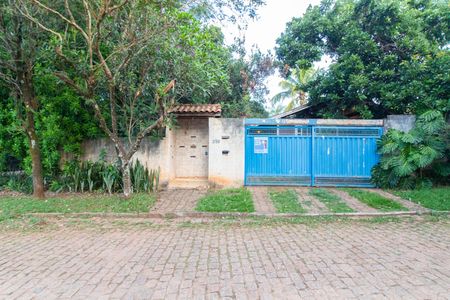 Casa à venda com 200m², 2 quartos e 2 vagas Casa à venda com 200m², 2 quartos e 2 vagasFachada