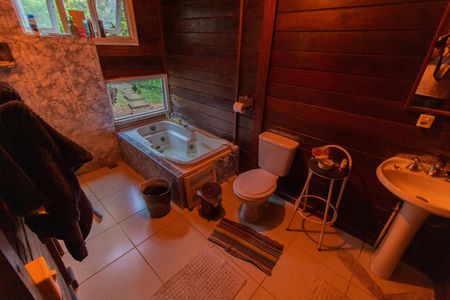 Casa à venda com 200m², 2 quartos e 2 vagas Casa à venda com 200m², 2 quartos e 2 vagasBanheiro da Suíte