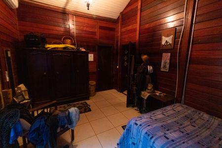 Casa à venda com 200m², 2 quartos e 2 vagas Casa à venda com 200m², 2 quartos e 2 vagasSuíte